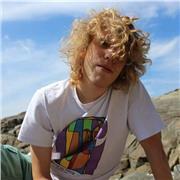 Étudie l'anglais depuis le niveau CP, ancien élève en classe européenne d'anglais pendant 3 ans au lycée, détenteur du test officiel de Cambridge